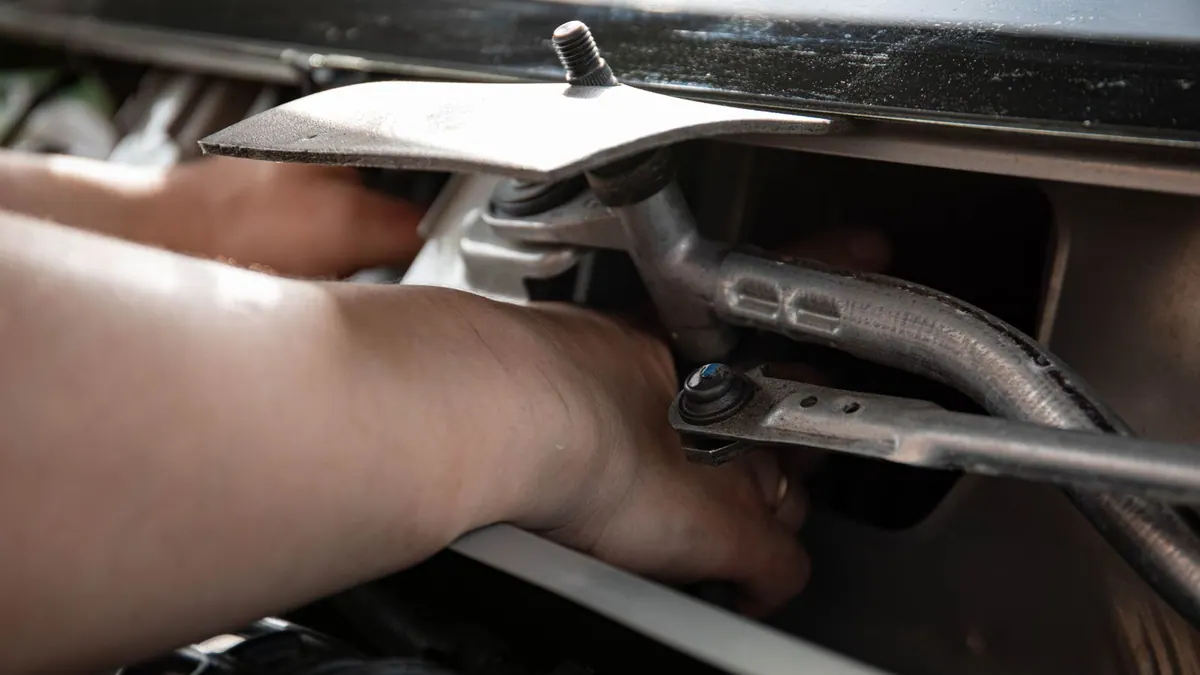 Mécanicien réparant un moteur de voiture