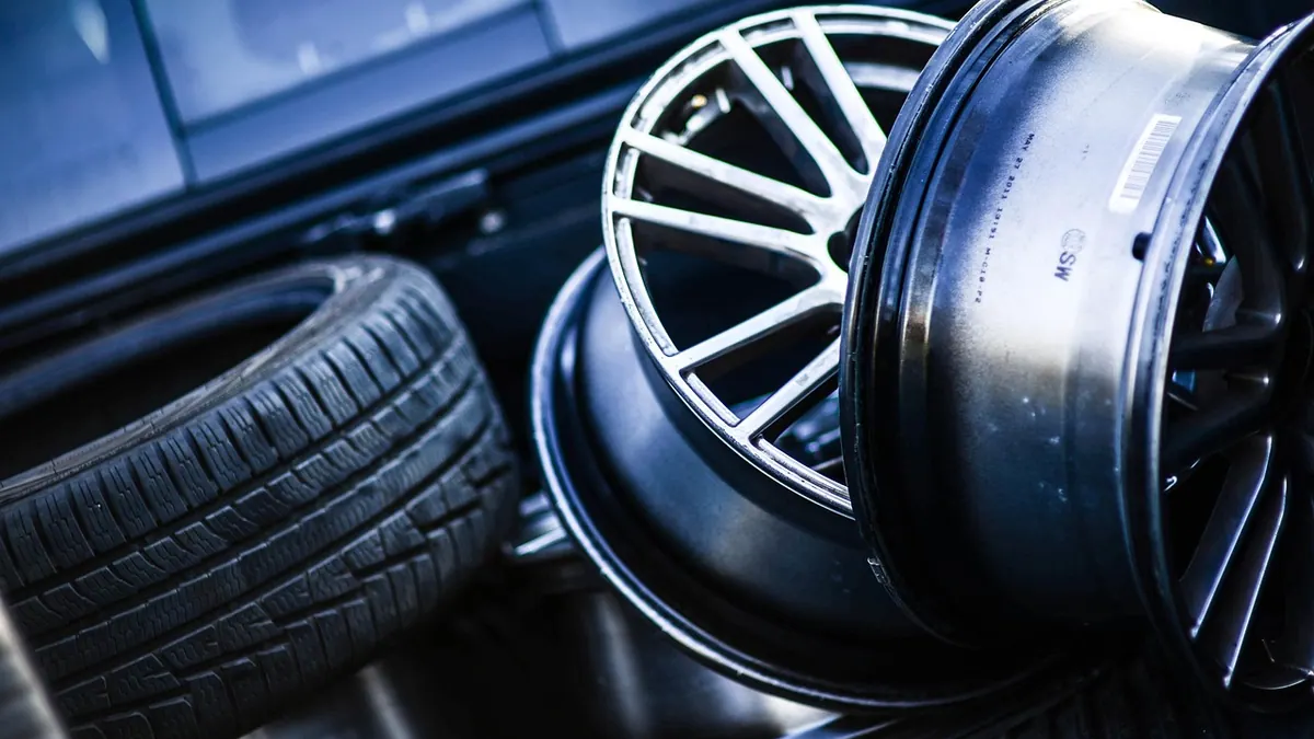 Jante et pneu dans un atelier