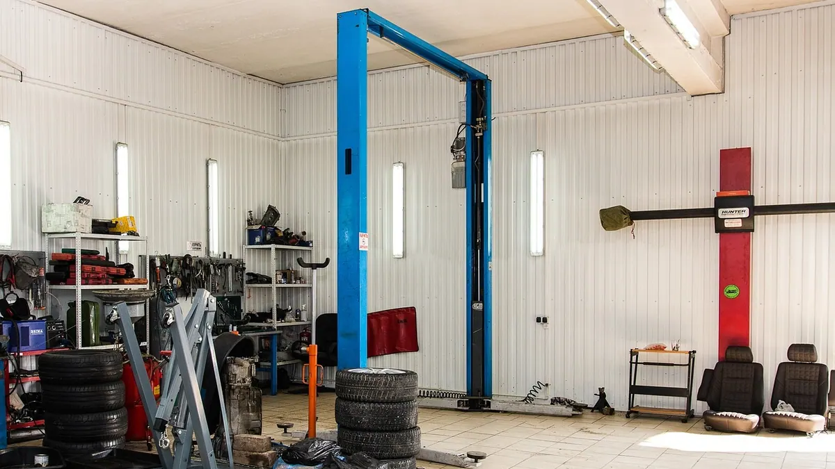 Voitures dans un centre d’entretien automobile